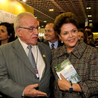 Dilma recebe Livro do presidente da FEB na Bienal